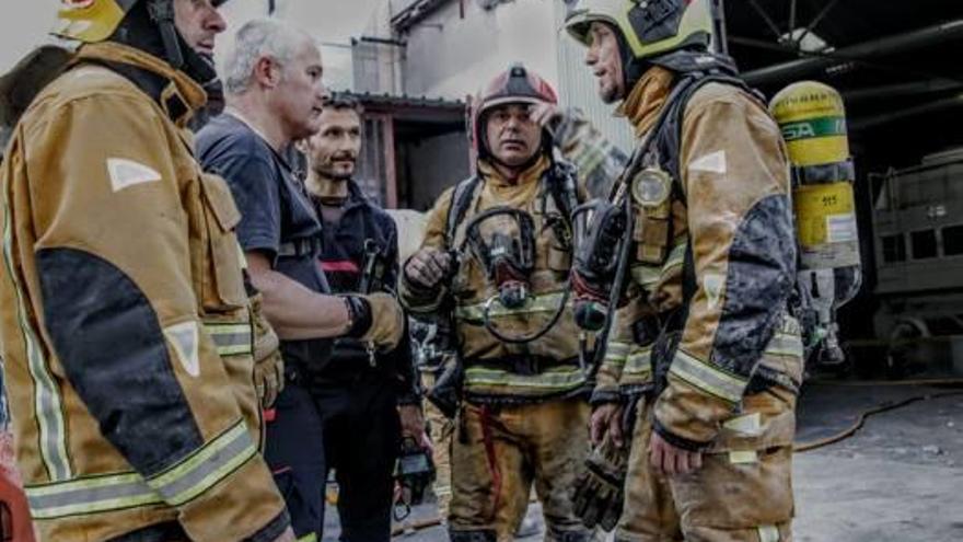 Los bomberos en la fábrica.