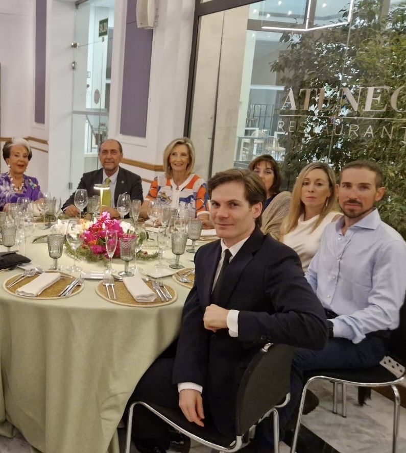 Mesa presidencial con Marisa Marín.jpg