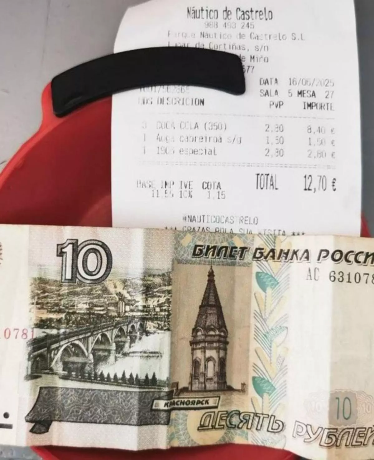 Hacen un ‘simpa’ en el Náutico de Castrelo y dejan 10 rublos, equivalente a 11 céntimos de euro, para pagar sus bebidas