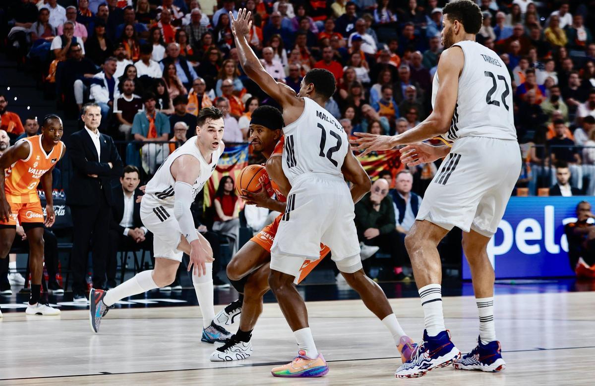 Tavares y Hezonja, destacados por Pedro Martínez como claves en el partido.