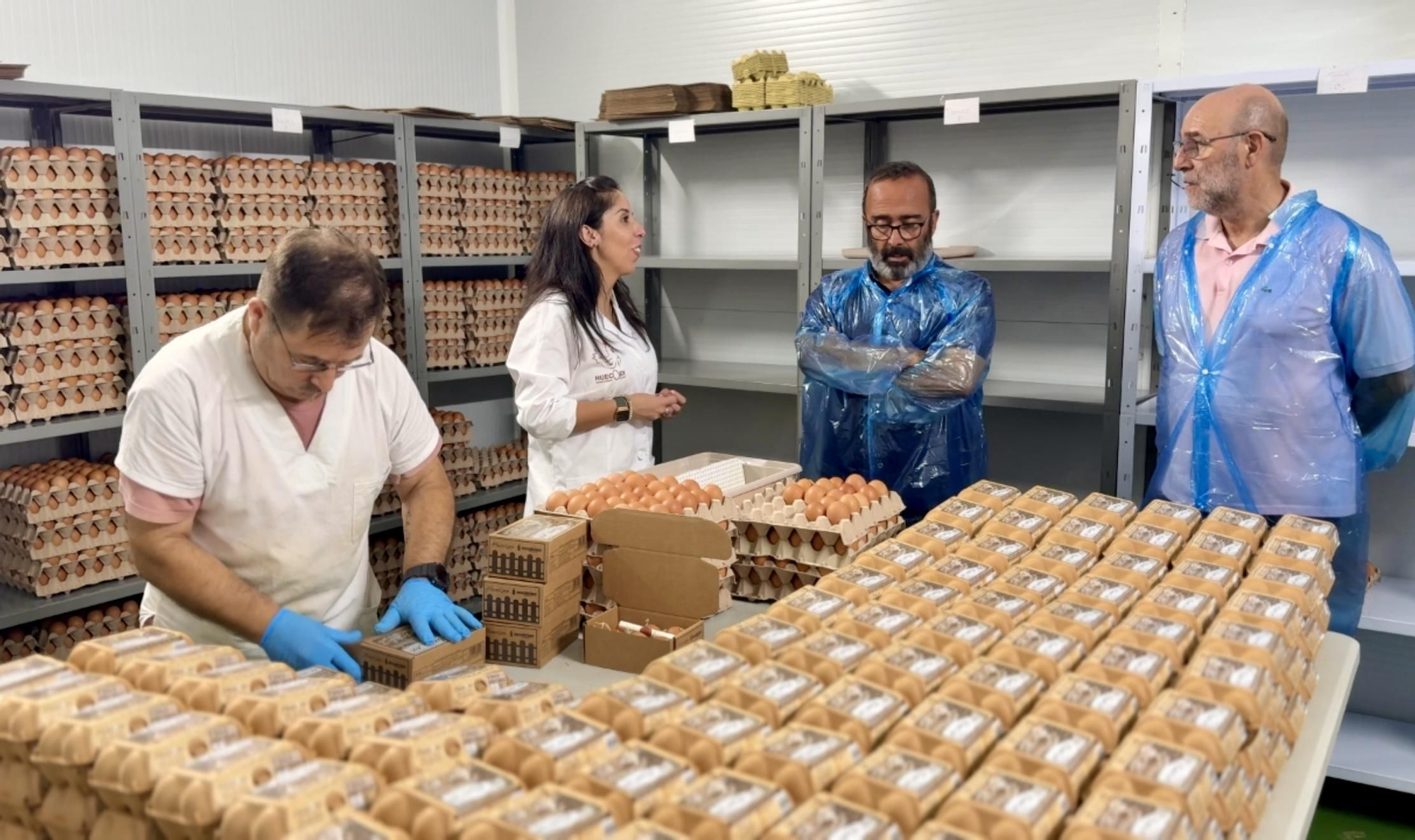 El presidente de la Diputación de Cáceres, Miguel Ángel Morales, visita la localidad de Aldea del Cano, acompañado por su alcalde, Miguel Salazar.