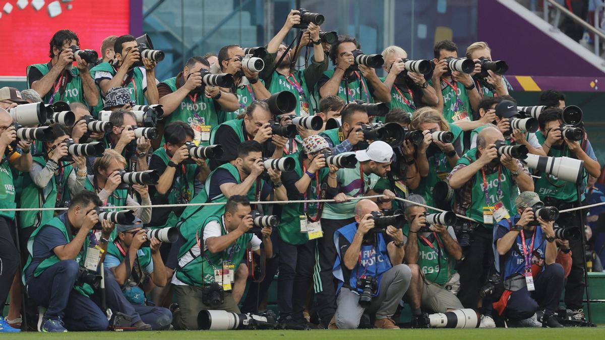 Fotógrafos en acción, antes del partido de fútbol del grupo B de la Copa Mundial de la FIFA 2022 entre Inglaterra e Irán en el Estadio Internacional Khalifa en Doha, Qatar.