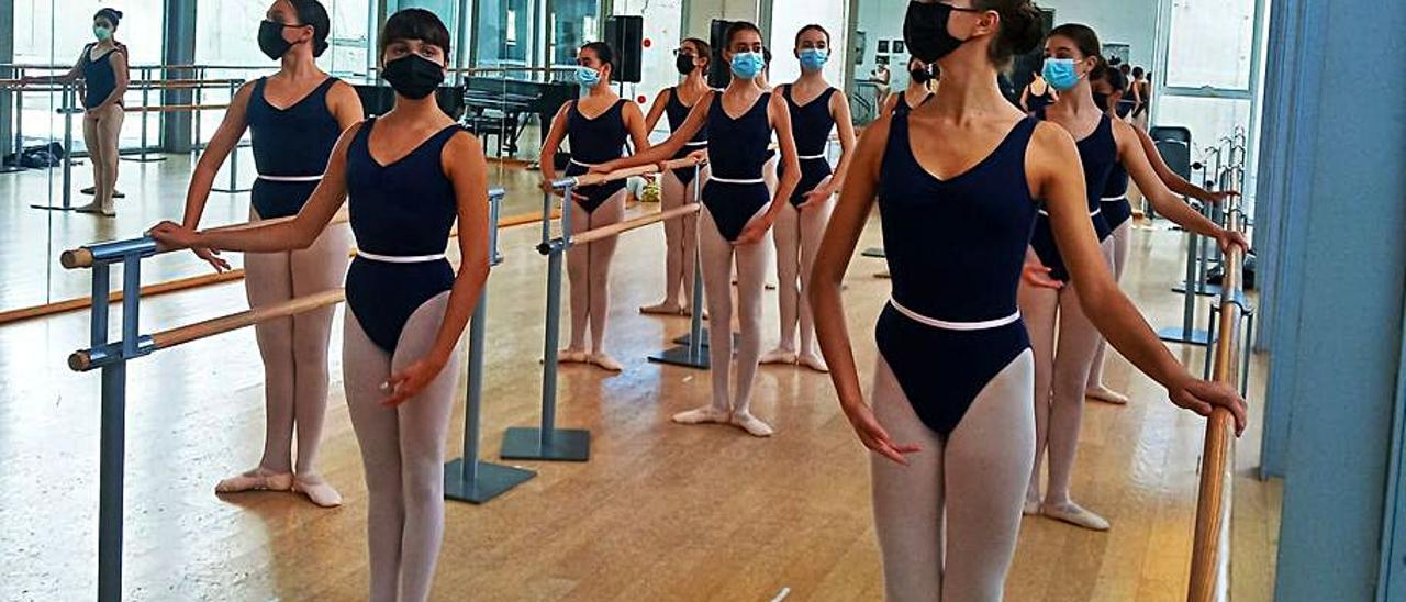 Clase de danza en el Conservatorio de Ibiza.    |   MABEL RIBAS