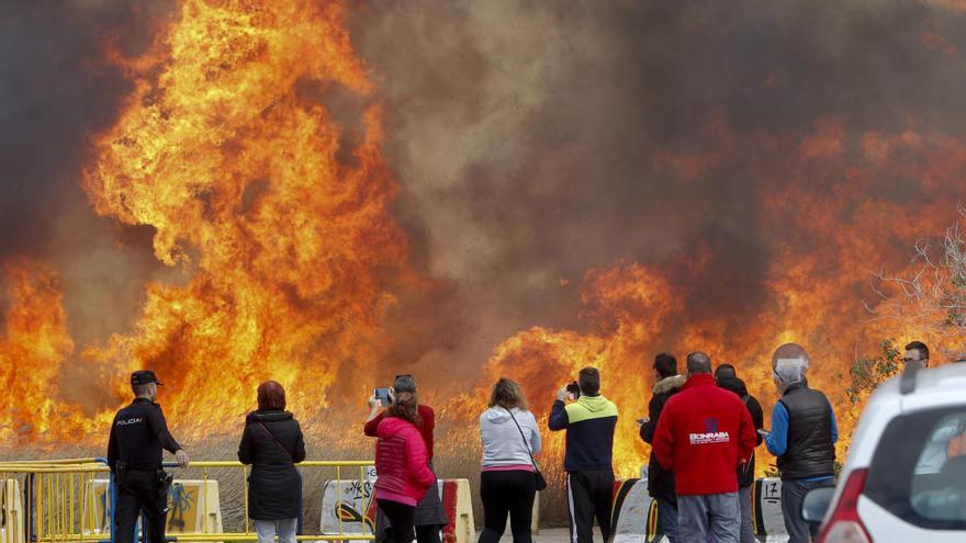 El incendio provocó grandes llamaradas en el delta del Palància