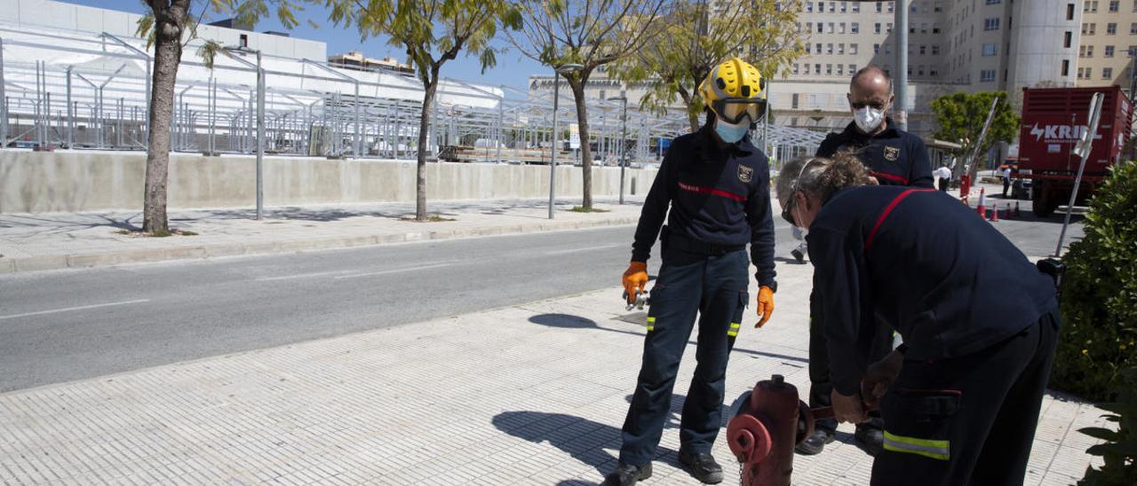 Un momento de la visita para inspeccionar las bocas de incendios junto al hospital de campaña.