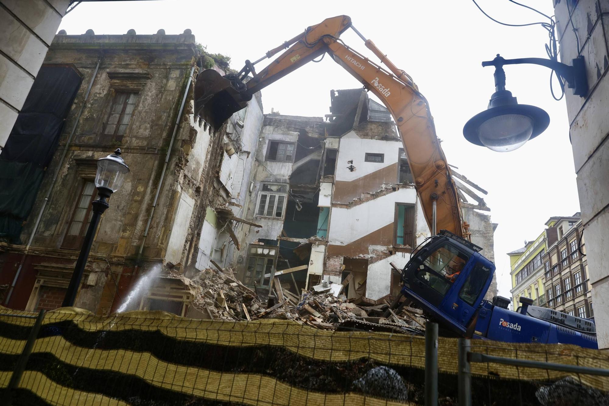 Así fue el derribo del histórico edificio de El Jazmín en Gijón (en imágenes)