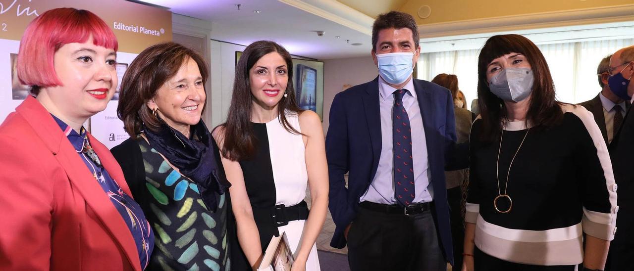 Carlos Mazón entre Espido Freire y Julia Parra luciendo su corbata de zapatos de Elda en la presentación del Premio Azorín 2022 en Madrid.