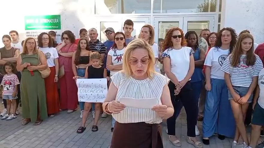 Vídeo | Las familias extremeñas comienzan a protestar por el conflicto del transporte escolar