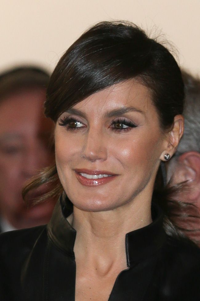 Letizia Ortiz con vestido de cuero negro de & Other Stories y un peinado de coleta con lazo