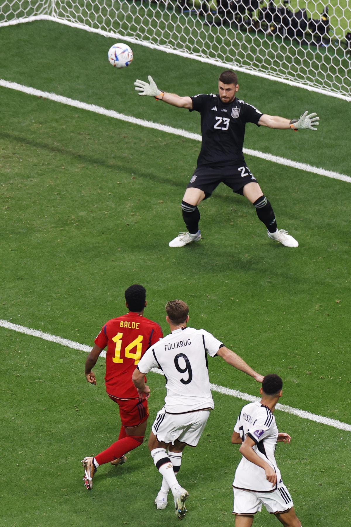 Al Khor (Qatar), 27/11/2022.- Niclas Fuellkrug of Germany (C, bottom) scores the 1-1 goal against goalkeeper Unai Simon of Spain during the FIFA World Cup 2022 group E soccer match between Spain and Germany at Al Bayt Stadium in Al Khor, Qatar, 27 November 2022. (Mundial de Fútbol, Alemania, España, Catar) EFE/EPA/Rungroj Yongrit