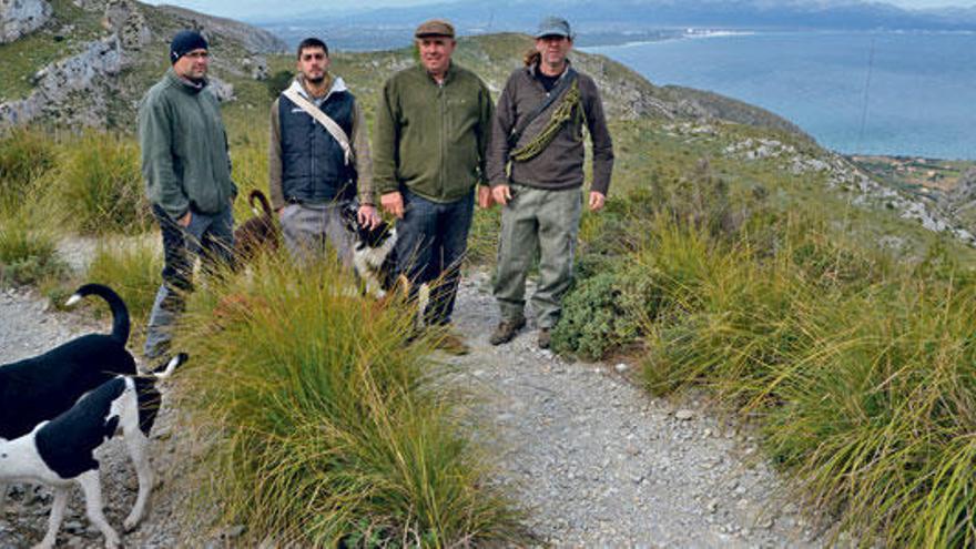 Escanellas (primero por la dcha.) en una reciente salida de caza en las montañas de Artà.