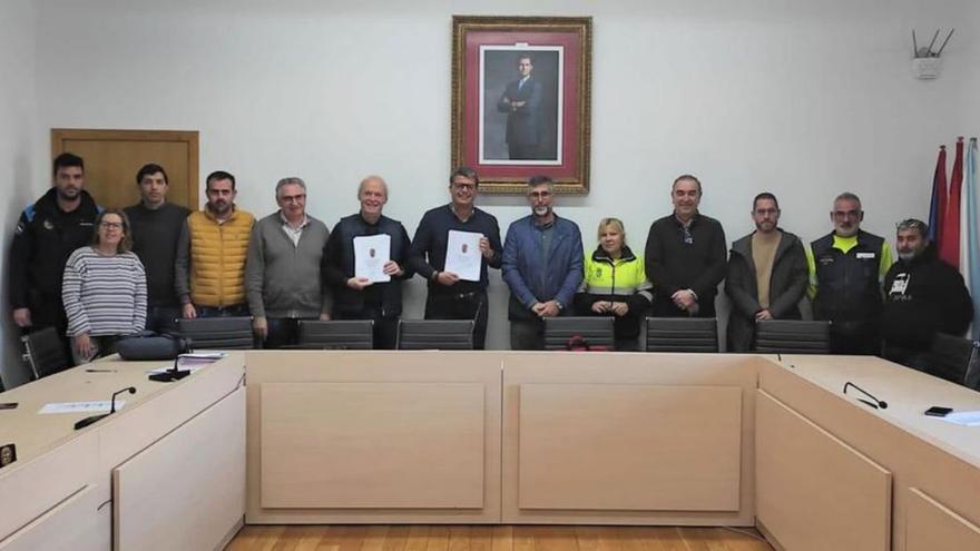 Alcalde y edil de Persoal, con representantes de la plantilla, ayer.