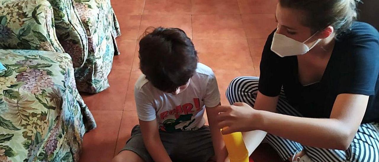 Una terapeuta de ALISAU juega con un niño con autismo en Alicante.