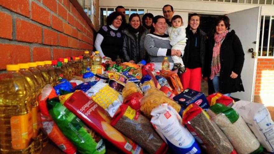 Alimentos recogidos durante la campaña por el centro escolar de Rubiáns.  // Iñaki Abella