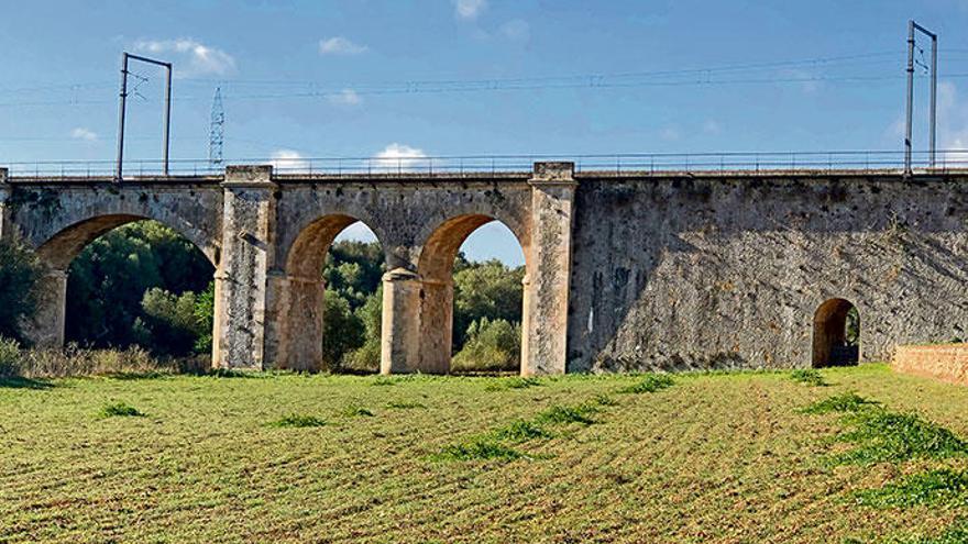 Aus Marès gebaut und von Kapernsträuchen gesäumt: der Viadukt Pont de Corbera.