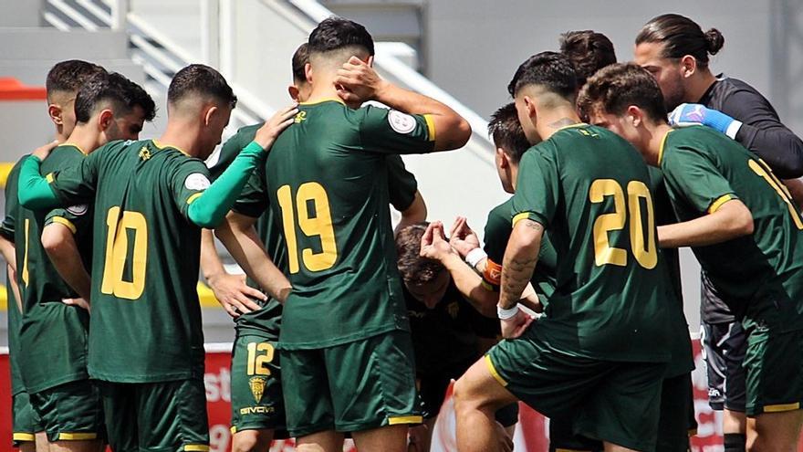 Jugadores del Córdoba B en su partido en Utrera.