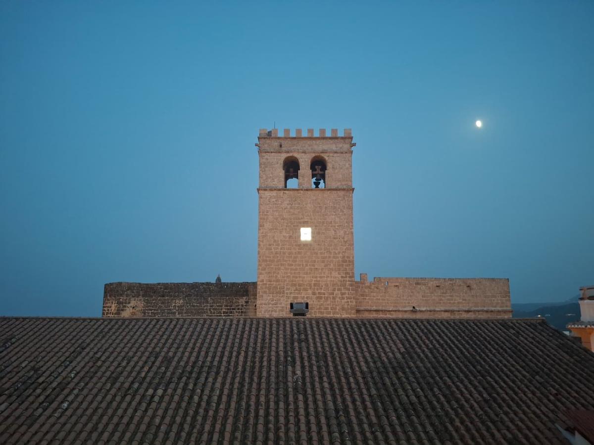 La perspectiva de la iglesia-fortaleza que se atisba desde la azotea de la casa