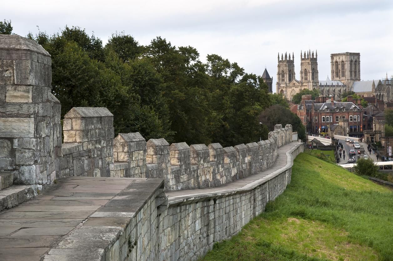Si viajas a York, no puedes irte sin caminar por su muralla.