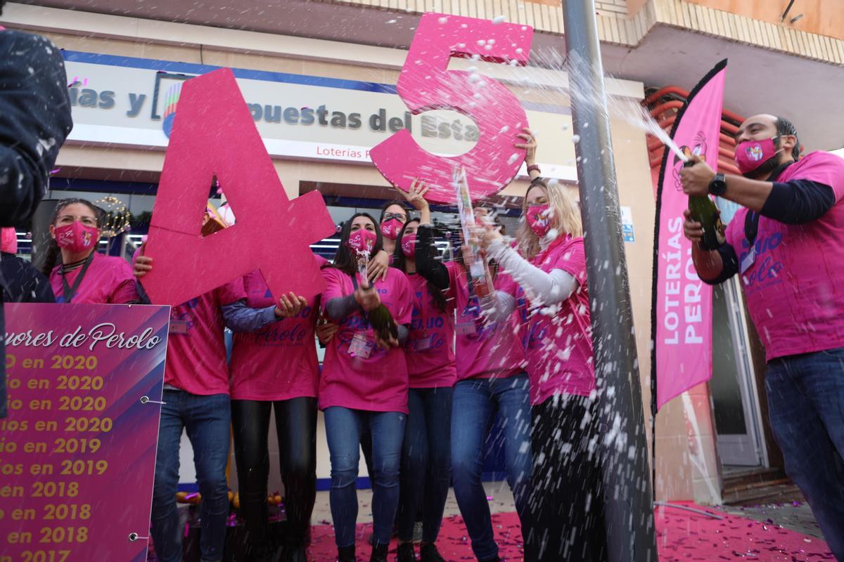Lotería de Navidad 2021:  'El Perolo' de San Pedro del Pinatar reparte miles de euros
