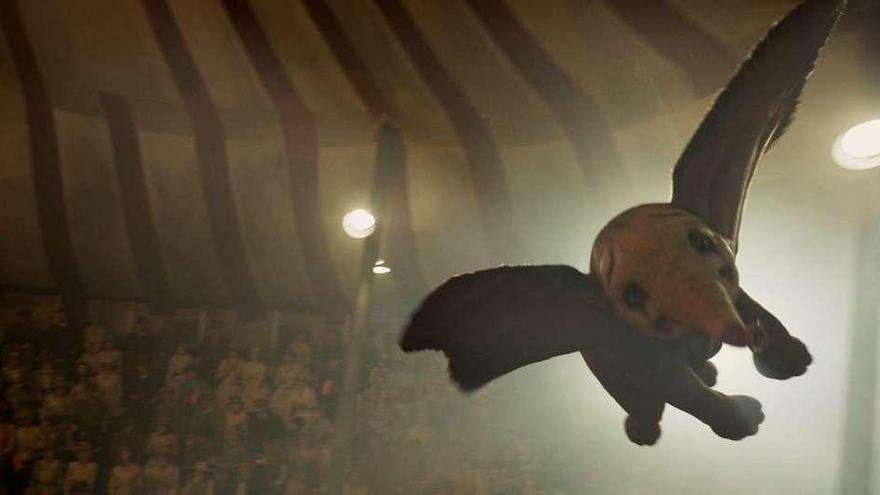 Dumbo vuela en una escena de la película. // The Walt Disney Company
