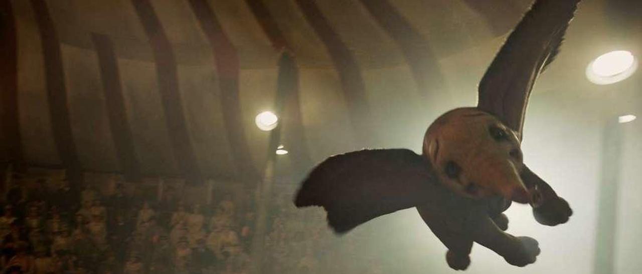 Dumbo vuela en una escena de la película. // The Walt Disney Company