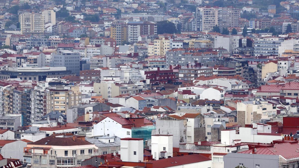 Vista aérea desde O Castro de decenas de edificios de viviendas de Vigo.