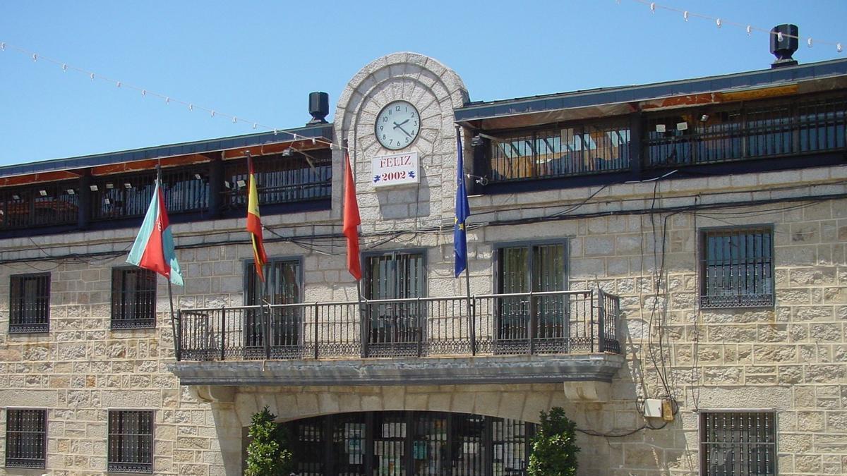 Archivo - Fachada del Ayuntamiento de Colmenarejo