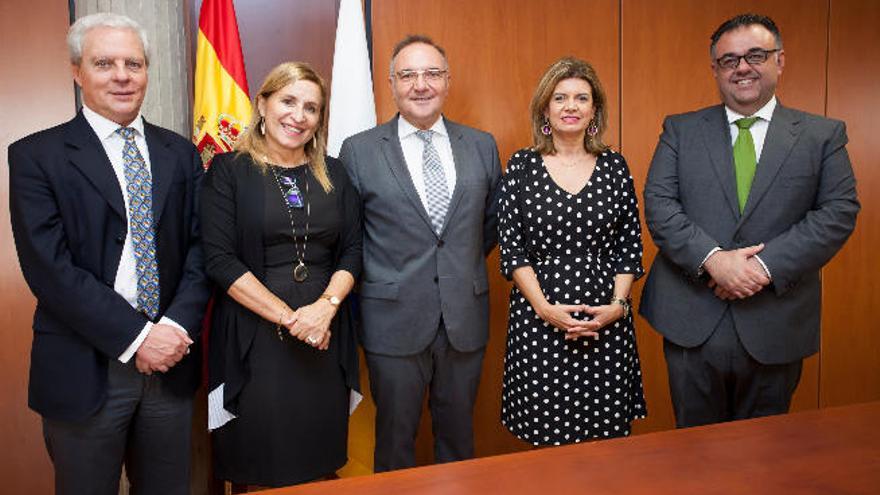 José Manuel Baltar, en el centro, junto a Elisabeth Hernández.