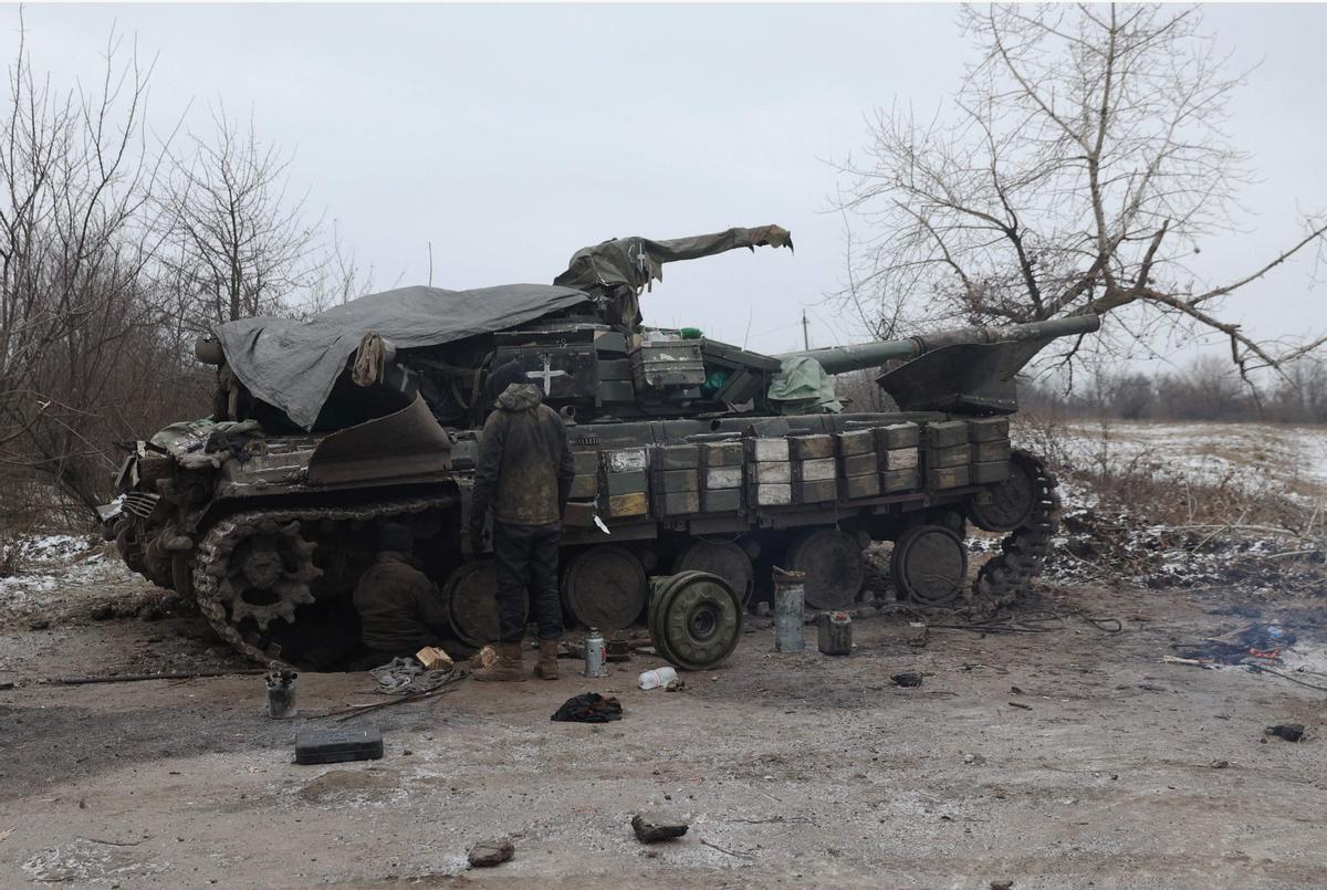 Militares ucranianos cerca de la línea del frente cerca de Kreminna, región de Lugansk, el 12 de enero de 2023, en medio de la invasión rusa de Ucrania.