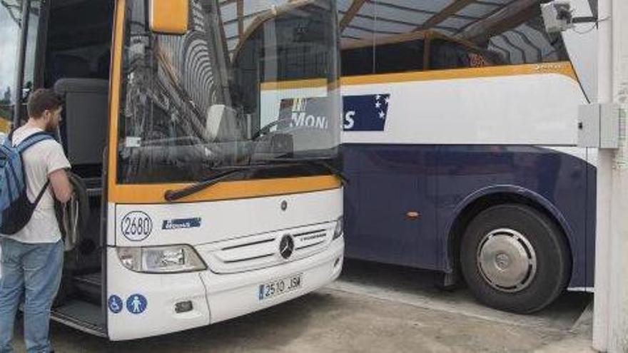 Vehicles de Monbus a l&#039;estació d&#039;autobusos de Manresa