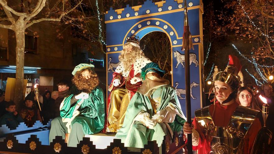 Solsona llueix carrosses noves en una cavalcada multitudinària pel nucli antic