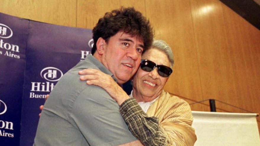 Pedro Alomdóvar con Chavela Vargas.