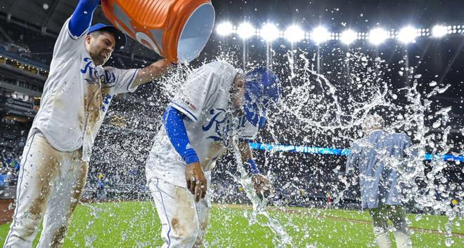 Nicky Lopez de los Kansas City Royals recibe la ducha de la victoria después de vencer a los Texas Rangers en el Kauffman Stadium onen Kansas City, Missouri.