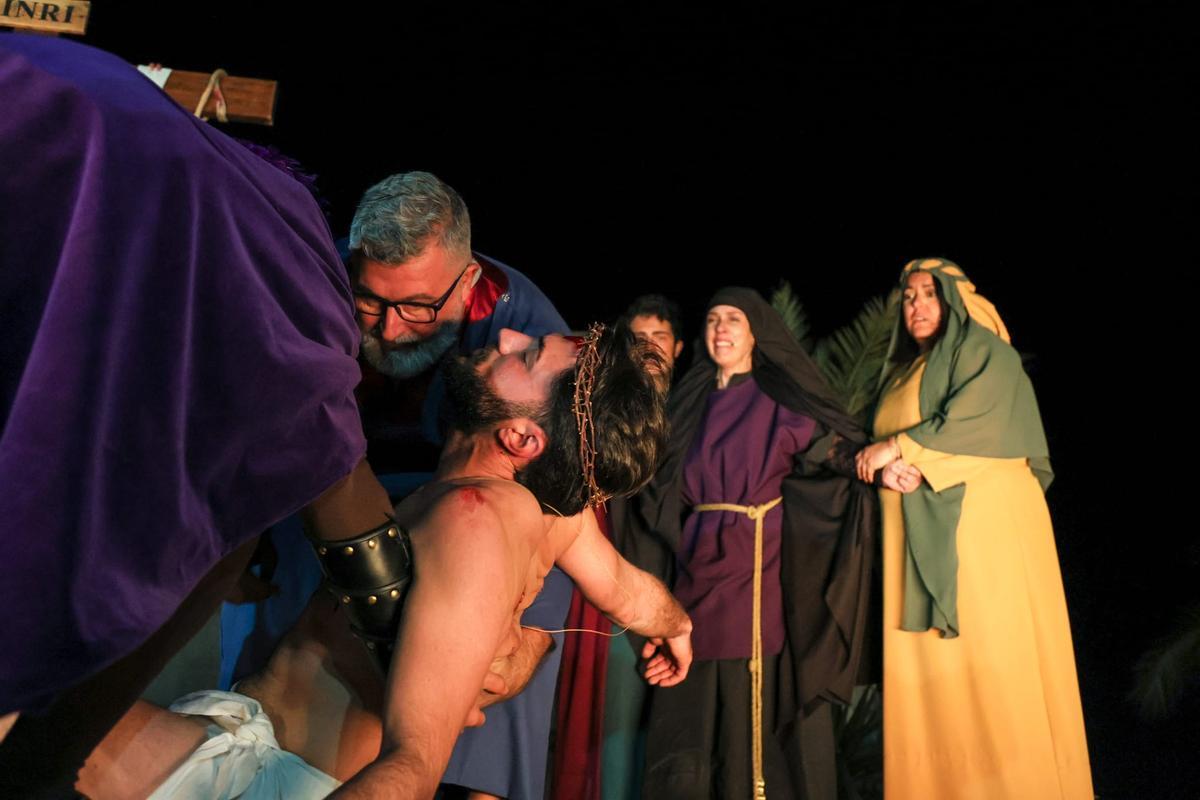Así fue el Vía Crucis viviente del Paso Morado de Lorca