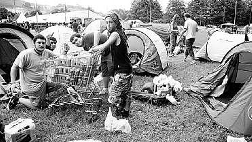 Los de Pechón, preparándose para la fiesta, ayer, en la zona de acampada.