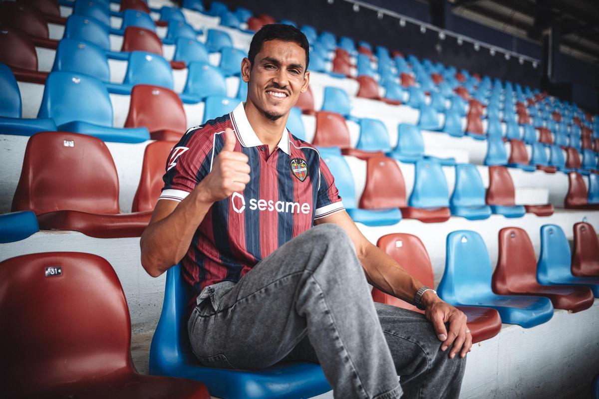 Aïssa Mandi, nuevo jugador del Levante UD