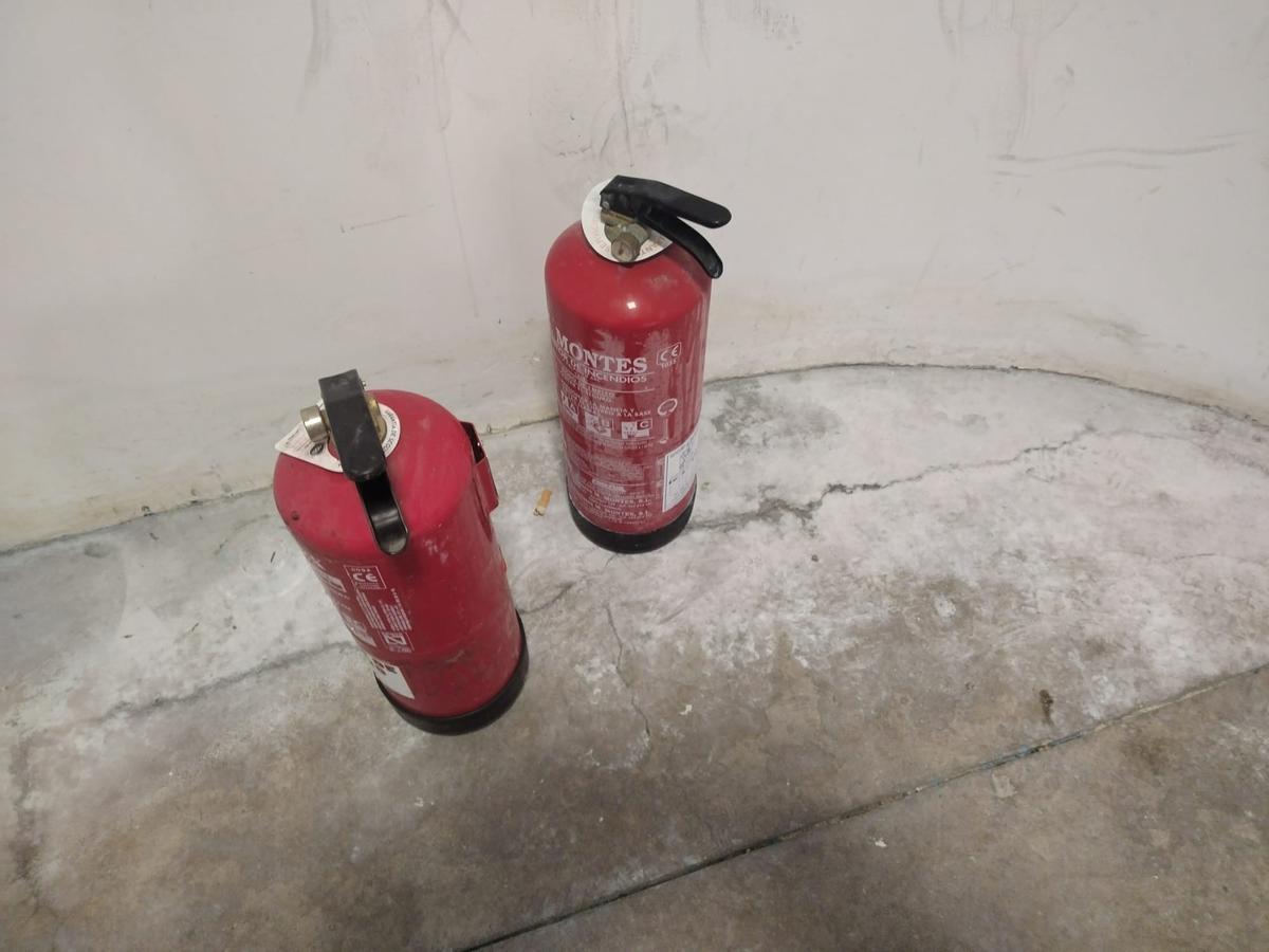 Extintores en el suelo del parking del puente Trujillo de Plasencia.