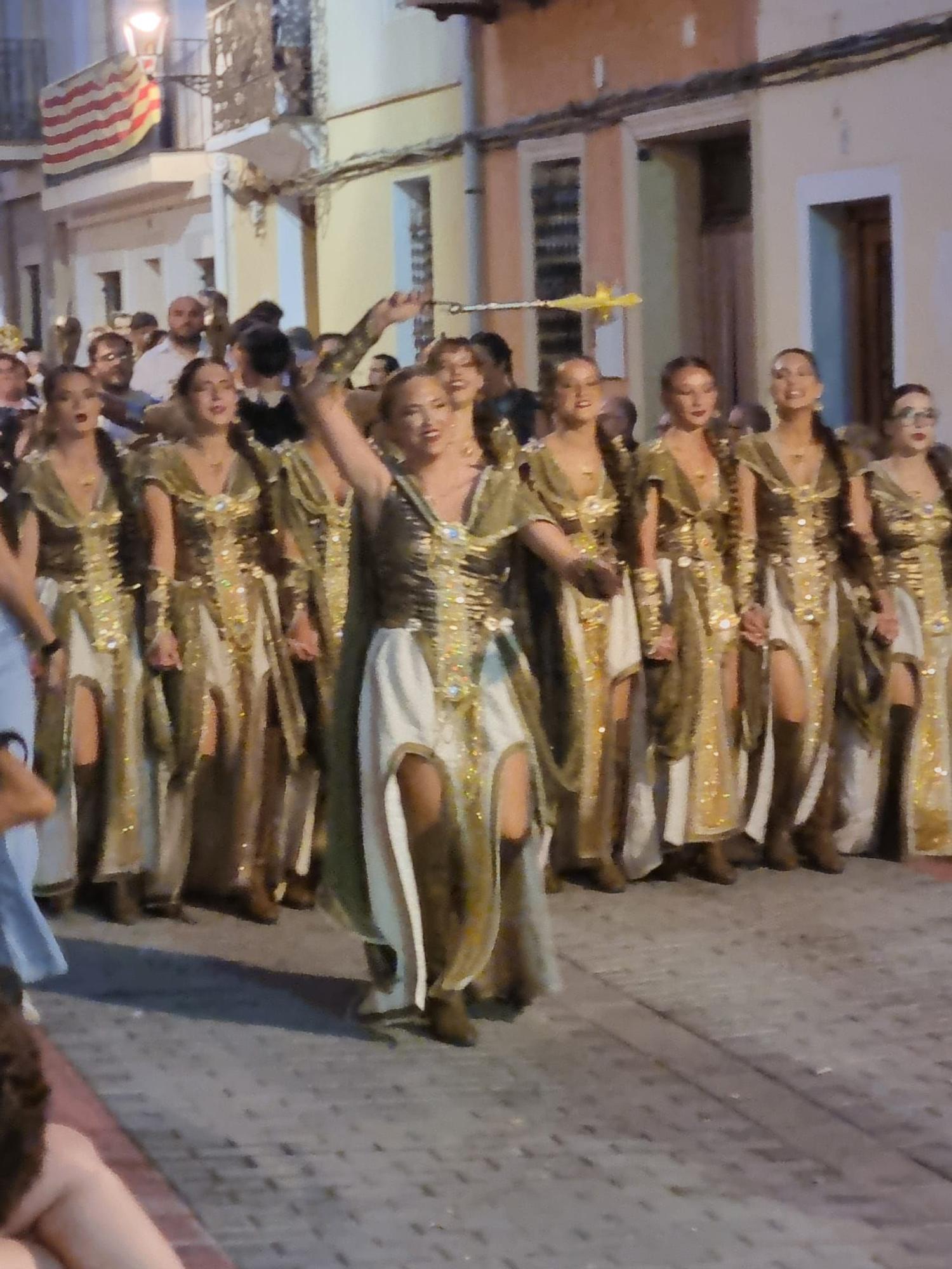 La tradición toma las calles de Aigües en el día grande de sus fiestas patronales