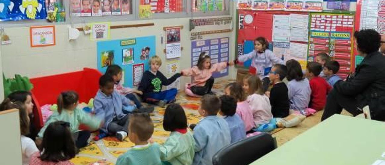 Varios niños que acuden a la escuela de Fortaleny.