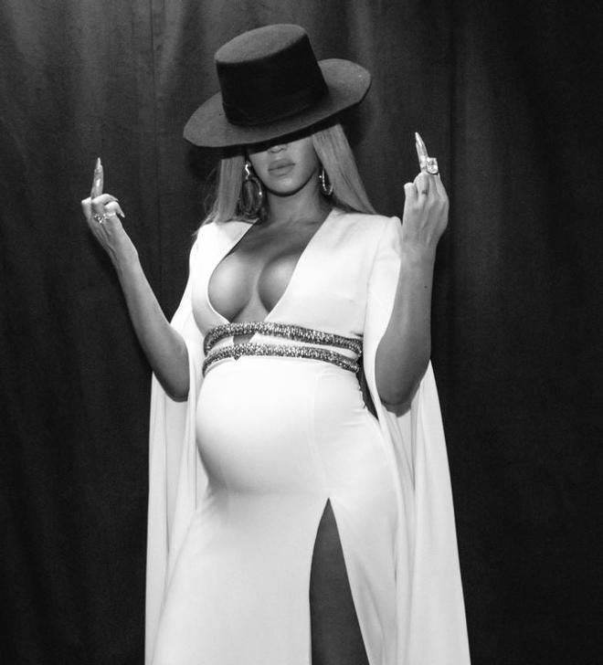 Beyonce haciendo la peineta