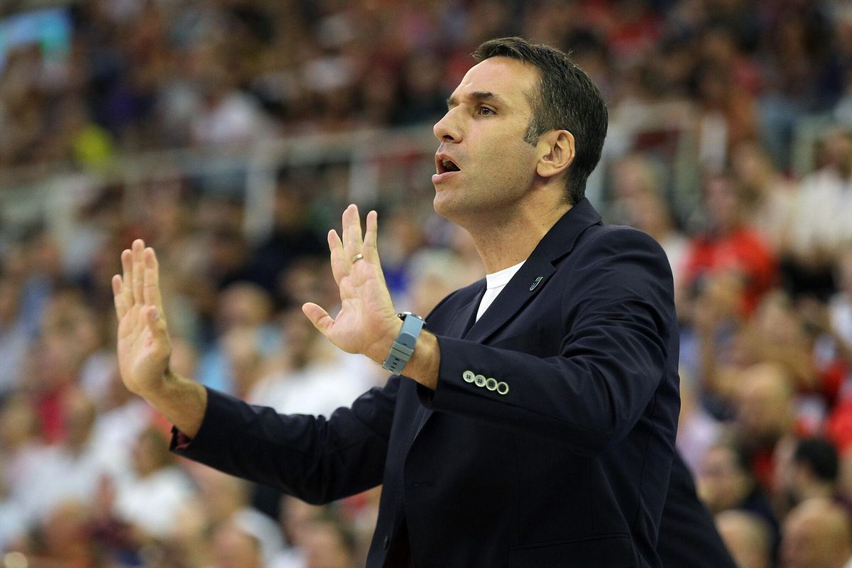 Dani Miret, dando instrucciones a sus jugadores