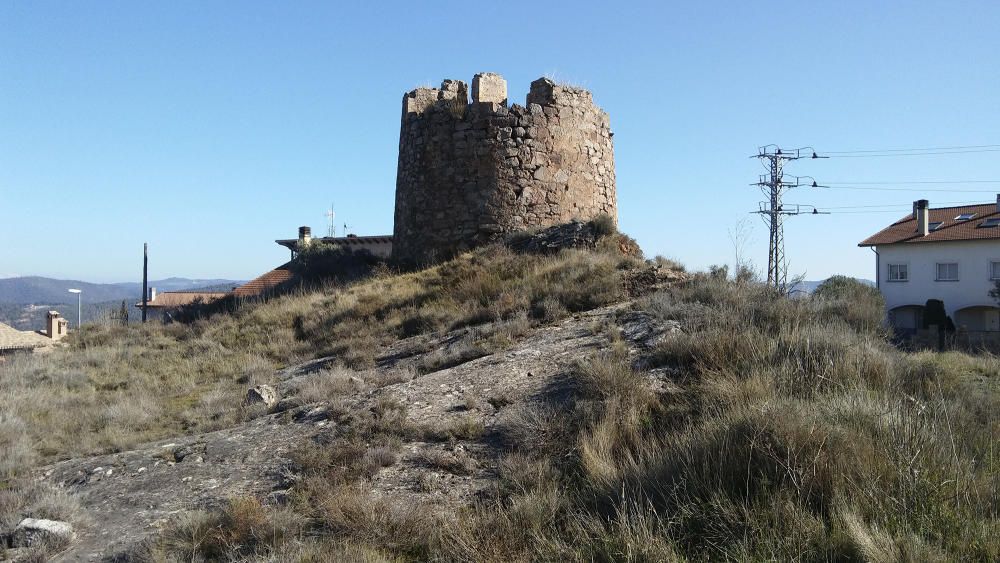 Cardona. Al cap d’un turó trobem aquesta torre, que era una torre de guaita en temps de guerres. Ara amb el pas dels anys està una mica abandonada.