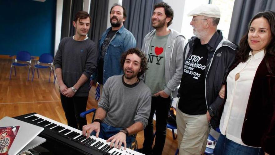 Por la derecha, Marga Llano, Jerónimo Granda, Pajarón, Rodríguez y Durán, con Mario Fueyo al piano, ayer, en la Laboral.