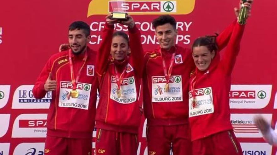 El utielano Víctor Ruiz, segundo por la derecha, celebra el triunfo en Holanda.