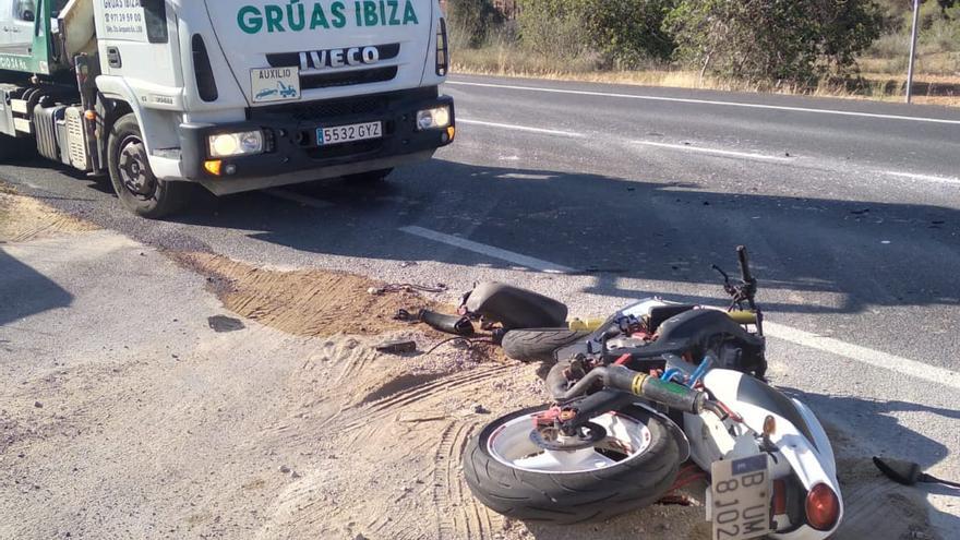 Violento accidente entre una moto y un taxi en la carretera de Sant Josep