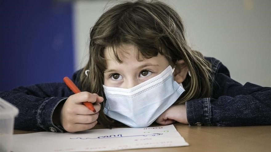 Una niña con mascarilla en un clase, durante el curso que acaba de terminar.