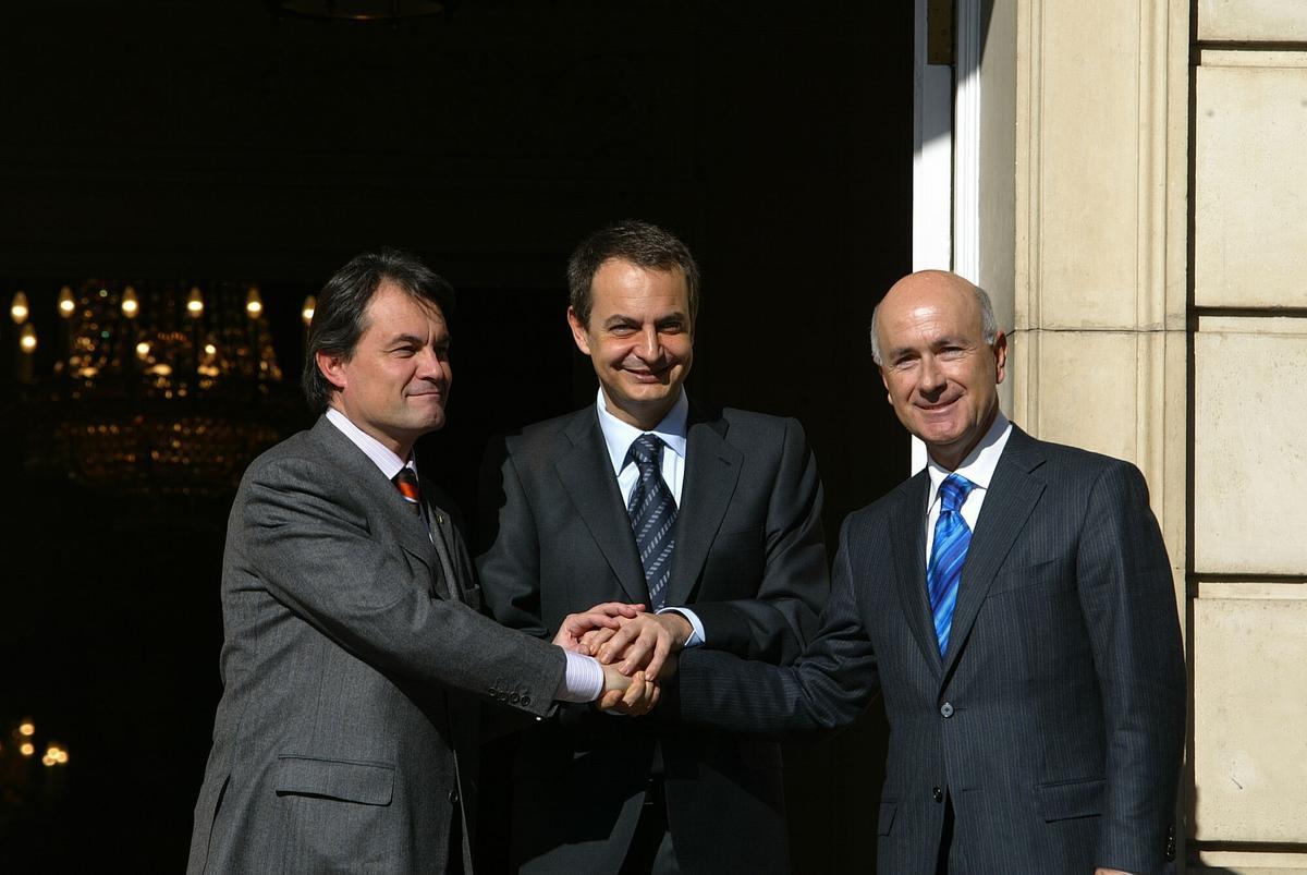 MADRID 23/01/2006 ESTA MAÑANA EL PRESIDENTE DEL GOBIERNO JOSE LUIS RODRIGUEZ ZAPATERO HA RECIBIDO EN EL PALACIO DE LA MONCLOA A LOS LIDERES DE CONVERGENCIA I UNIO ARTUR MAS Y JOSEP ANTONI DURAN I LLEIDAFOTO DIGITAL DE AGUSTIN CATALAN. CATALUNYA ESTATUT , PROYECTO REFORMA , NEGOCIACION , CELEBRACION PACTO ACUERDO ENTRE CIU Y GOBIERNO CENTRAL , EN LA IMAGEN ARTUR MAS GAVARRO , JOSE LUIS RODRIGUEZ ZAPATERO Y JOSEP ANTONI DURAN LLEIDA JUNTAN SUS MANOS EN LA MONCLOA , CATALUNYA RELACIONES GOBIERNO CENTRAL , CIU RELACIONES PSOE , GESTO APRETON _ MEDIO , PLANO
