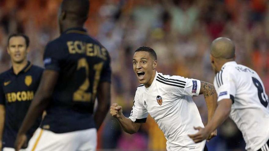 Rodrigo celebra uno de los tres goles del Valencia en el partido contra el Mónaco.
