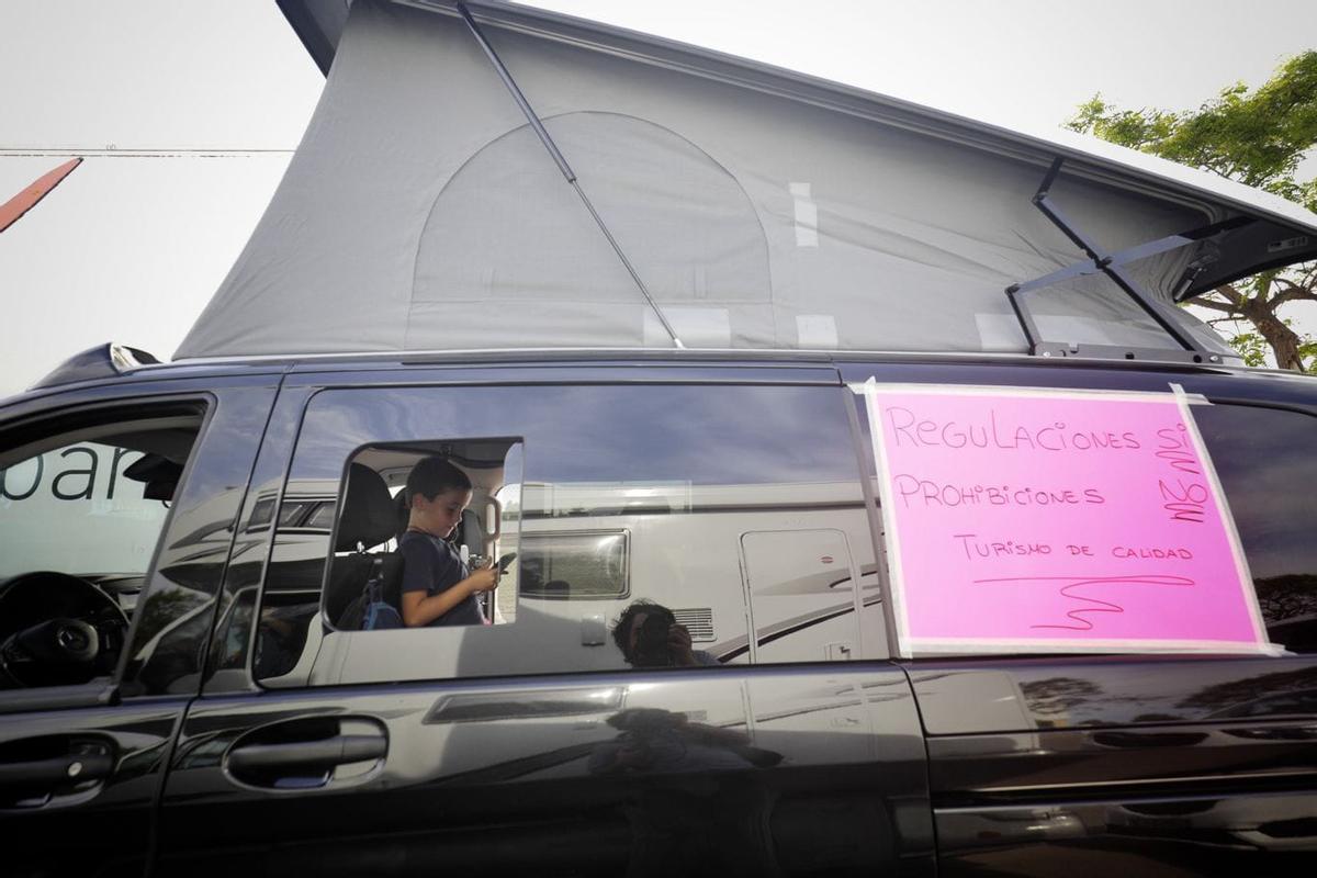 Unos 300 caravanistas toman las calles de Palma