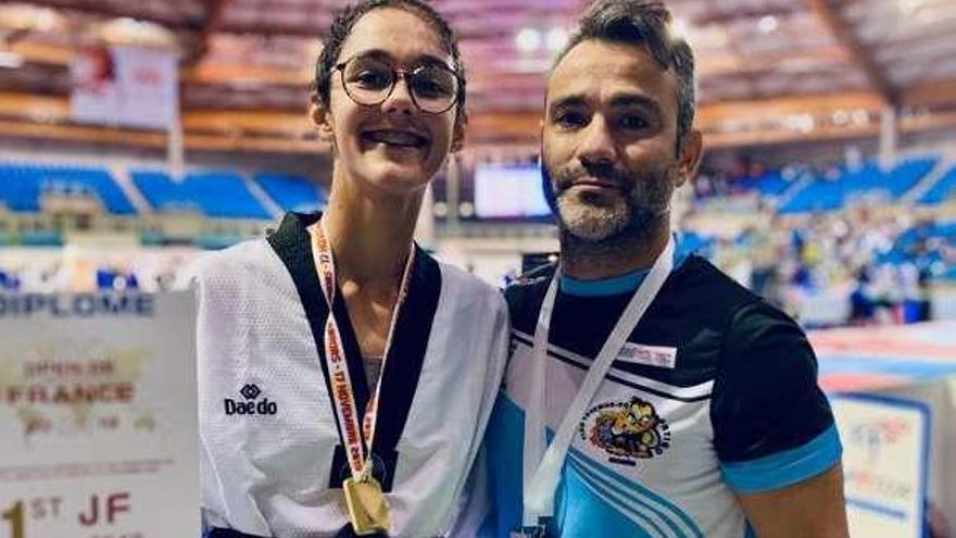 Cloe Iglesias posa con la medalla.